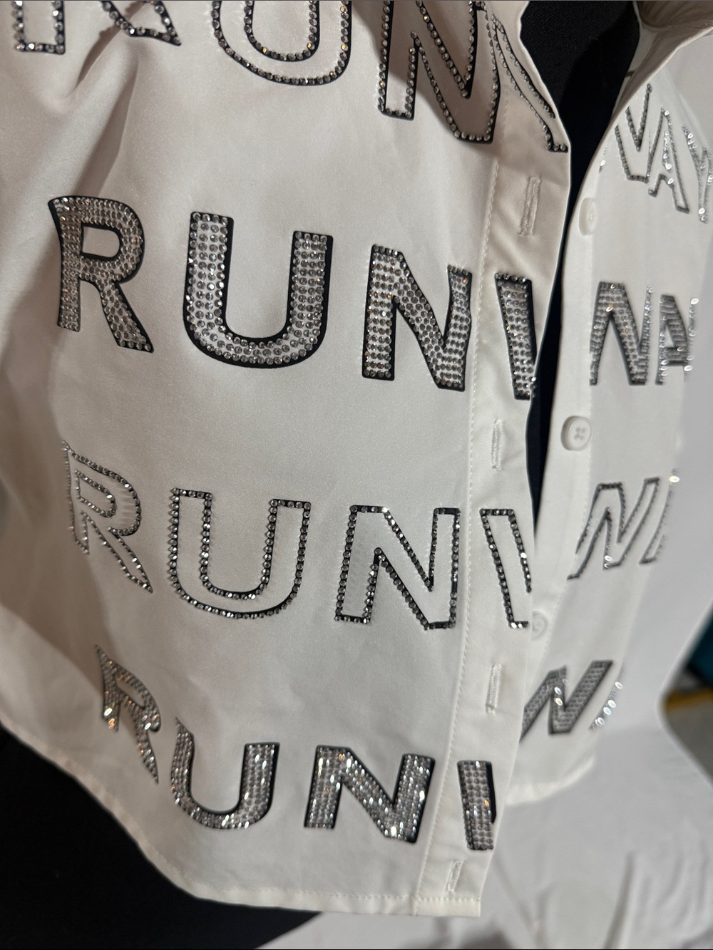 AKIRA White Cropped Button-Up Shirt with RUNWAY Print - Picture 2 of 5
